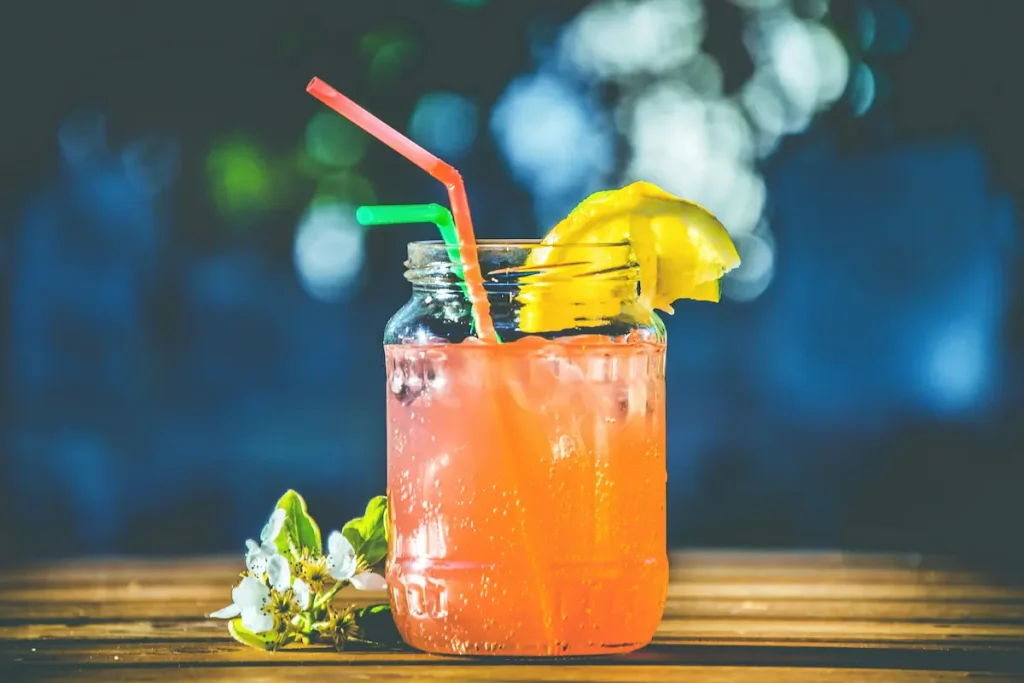 7 Refrescantes cócteles de verano con mezcal para toda la temporada