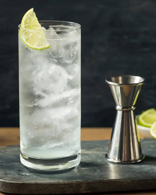 Mezcal y tónica: Un giro refrescante a un cóctel clásico