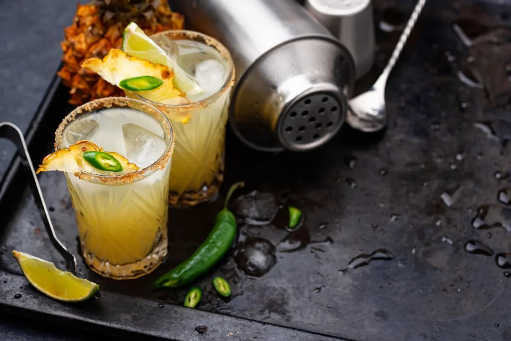 Cócteles de Mezcal para el Verano: Refrescantes Ideas con Del Maguey